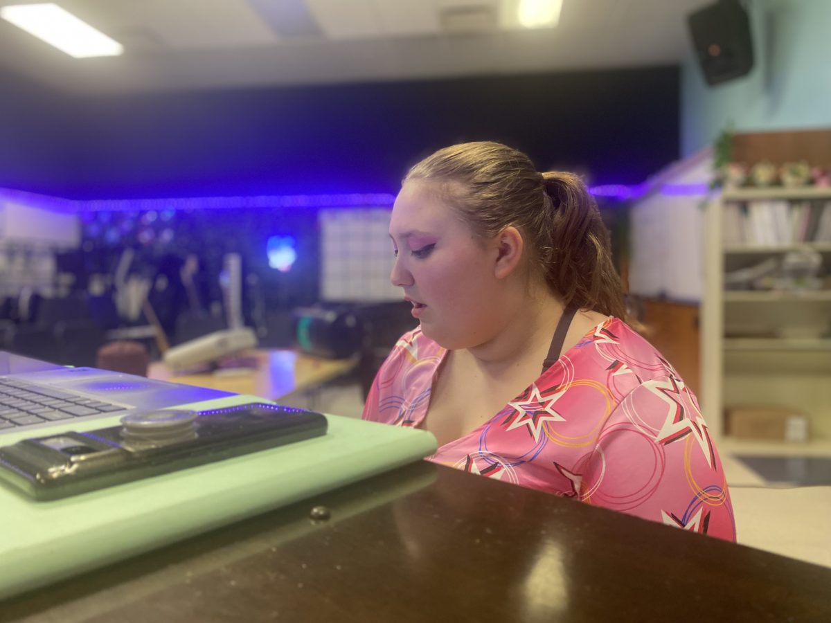 Julia Mish playing the piano and doing vocal warmups. Whilst she never took piano lessons, she often uses a piano to warmup and come up with ideas.