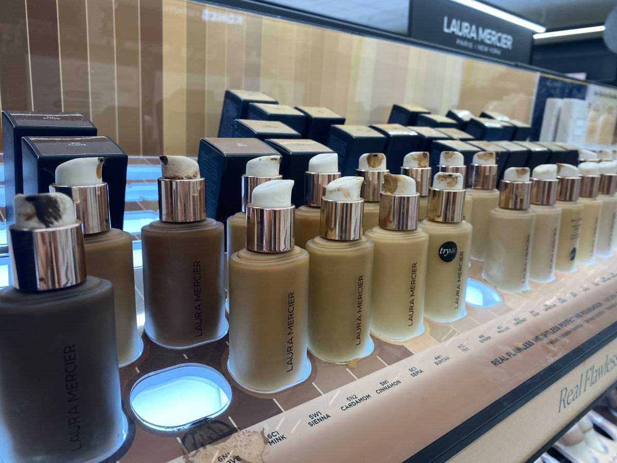 These are the Laura Mercier Real Flawless Weightless Perfecting Waterproof Foundation testers. The filth of the testers doesnt even have to be proven by a microscope. Just by looking at them, you can tell that theyre contaminated.